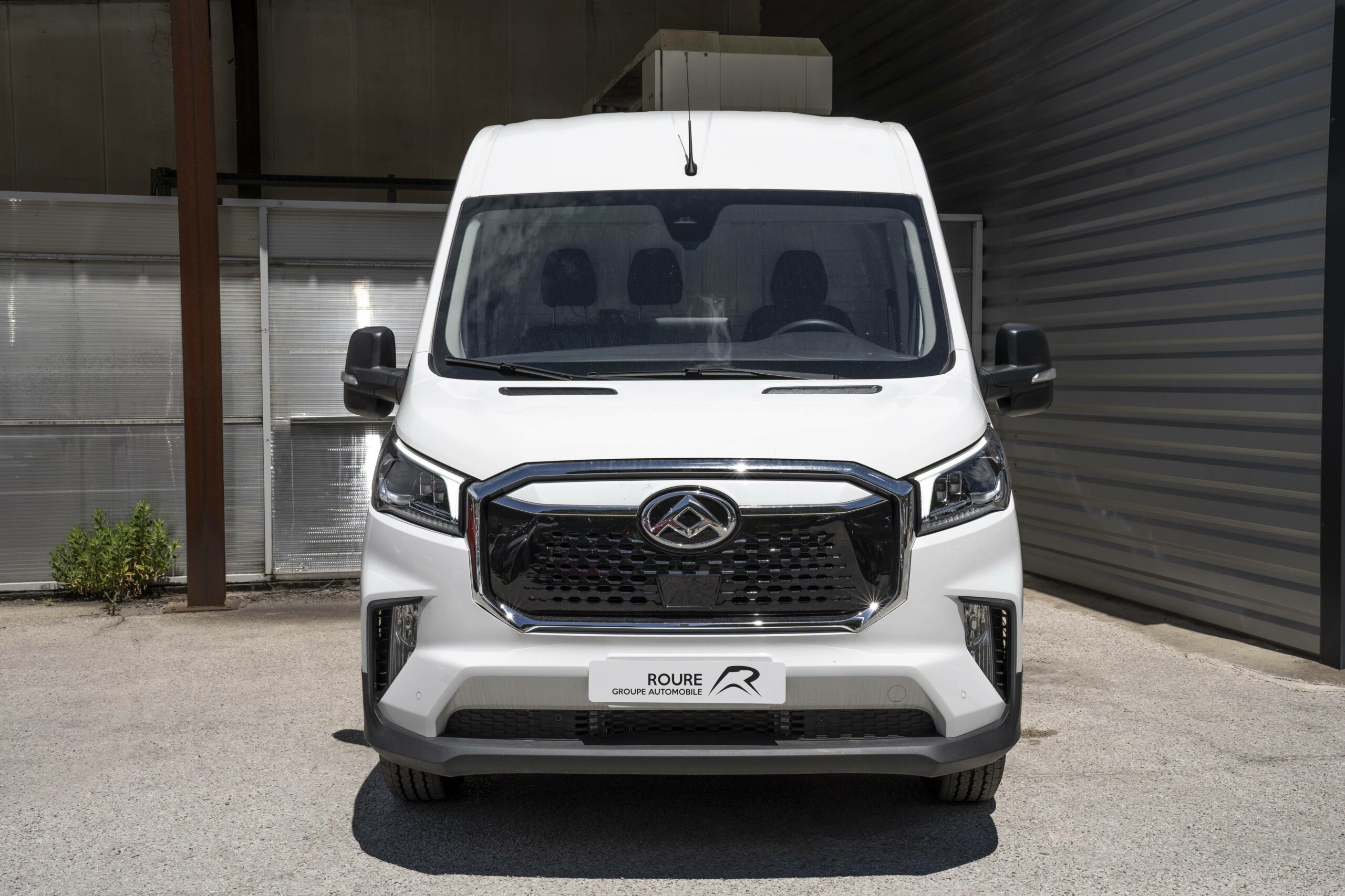 MAXUS-E-DELIVER9-E-DELIVER9 FOURGON DOUBLE PORTE L3H2 72 KWH--42589-150-roure-automobiles