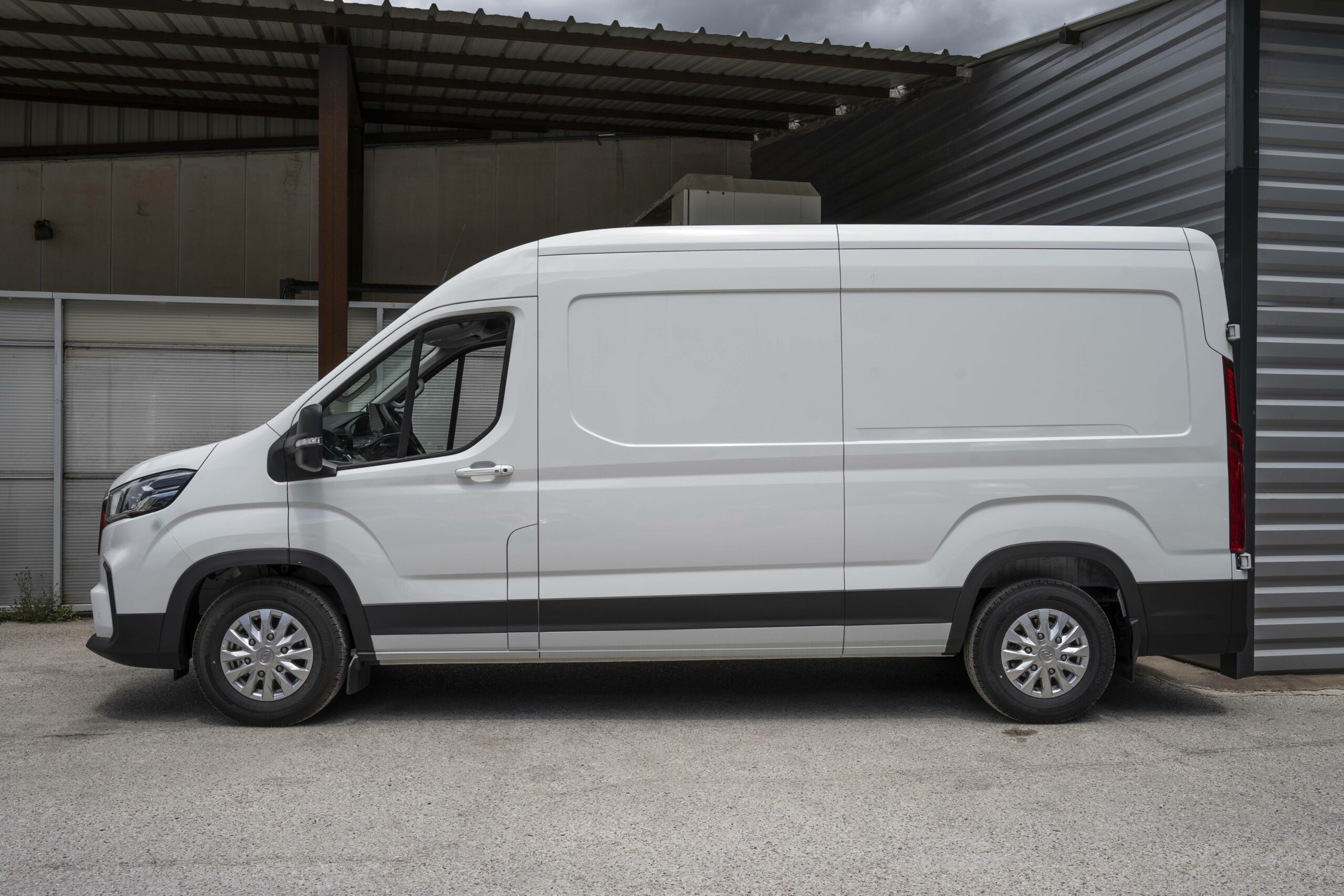 MAXUS-E-DELIVER9 FOURGON-E-DELIVER9 FOURGON DOUBLE PORTE L3H2 72 KWH--42589-150-roure-automobiles